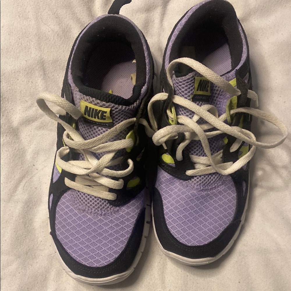 Nike Kids Free Run 2 Lavender and Black Sneakers. Some yellow accents